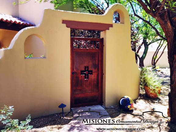 single door courtyard gate with western theme in a rust finish complete with a peep through cross cut out